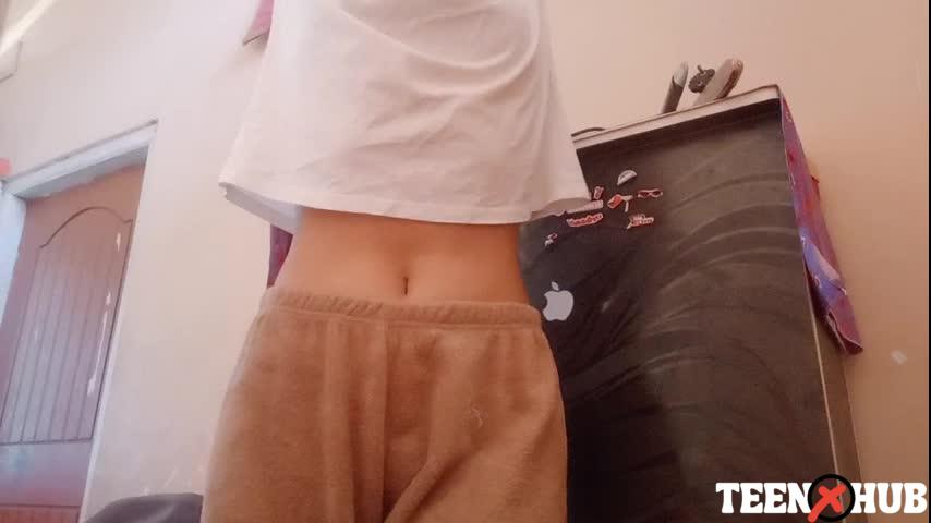 Cute Chick Shows off Her Naked Body
