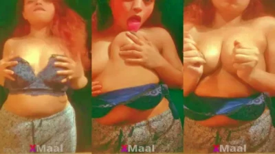 Teen கேர்ள் தன் மார்பைக் காட்டுகிறாள்