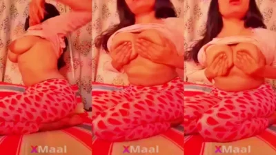 हिंदी Girlfriend Big Boobs दिखा रही है