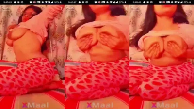 Horny GF Showing Boobs In Selfie cam