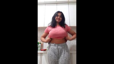 Desi Famous Girl Showing boobs in open